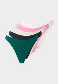 Cinq culottes bikini pour femmes en vert, noir, beige, rose et rose clair empilées en diagonale sur un fond blanc.