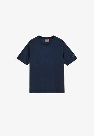 Prosty ciemnoniebieski bawełniany t-shirt z krótkim rękawem, okrągłym dekoltem i małą skórzaną naszywką z logo marki na wewnętrznym kołnierzu.