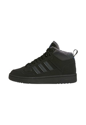 Sort high-top sneaker med mørkegrå striber, sorte snørebånd, polstret krave og trækstrop ved hælen mod hvid baggrund.