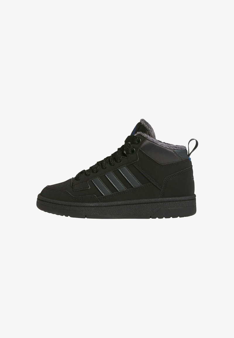 Μαύρο παπούτσι τύπου sneaker ψηλού πάνω μέρους με σκούρες γκρίζες ρίγες, μαύρα κορδόνια, επενδυμένο γιακά και θηλιά στη φτέρνα, σε λευκό φόντο.