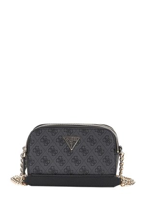 Sac bandoulière noir Guess avec motif de logo embossé, bandoulière chaîne dorée et plaque métallique triangulaire avant avec le nom de la marque.