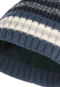 Berretto lavorato a maglia in blu scuro, azzurro e righe bianche, con texture a coste e una morbida fodera in pile per un maggiore calore.