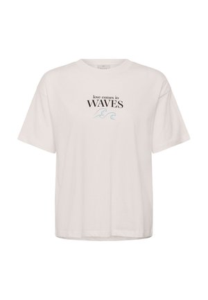 Maglietta bianca a maniche corte con testo nero "love comes in WAVES" e semplici illustrazioni di onde blu sotto il testo.