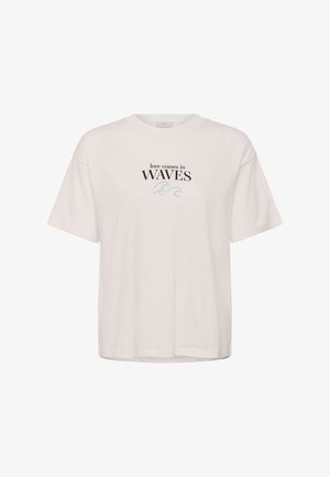 T-shirt blanc à manches courtes avec texte noir "love comes in WAVES" et illustrations simples de vagues bleues sous le texte.