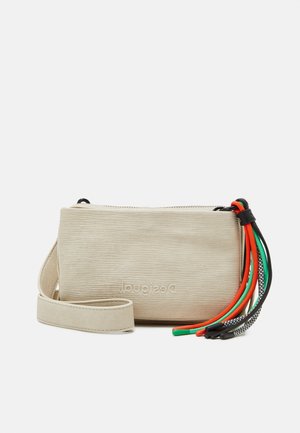 Beige tekstureret crossbody-taske med multifarvede kvaster i rødt, grønt, sort og mønstret samt en bred matchende rem.