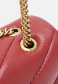 Pinko LOVE PUFF  - Soma ar siksnu pāri ķermenim - ocra rosso/antique gold