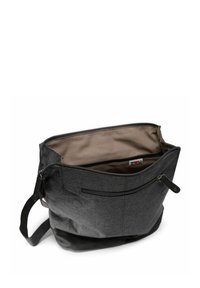 Bolso de hombro de tela gris con cierre de cremallera, fondo negro liso y interior beige claro; cuenta con un bolsillo exterior con cremallera.