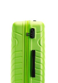 Harde koffer van felgroen plastic, met een gladde textuur, zwarte rits en een stevige zijhandgreep voor gemakkelijk dragen.
