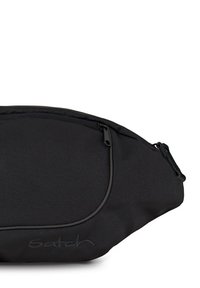 Schwarze Hüfttasche mit glattem Stoffaußenmaterial, geschwungener Form, mit Reißverschluss versehenen Fächern und strukturiertem Logoakzent an der Seite.
