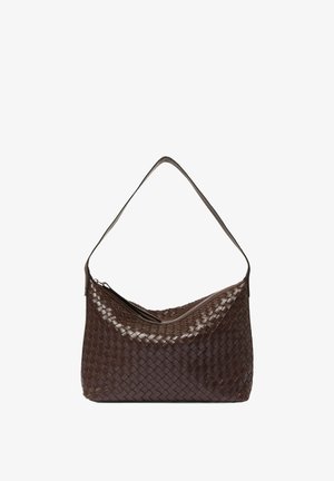 Mörkbrun vävd läderaxelväska med en mjuk textur, böjd form och en dragkedjestängning högst upp.