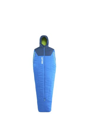 Blauer und marineblauer Schlafsack mit Kapuze, grünem Innenfutter und "MILLET"-Logo auf der Brust, gezeigt mit geschlossenem Reißverschluss und aufrecht stehend.