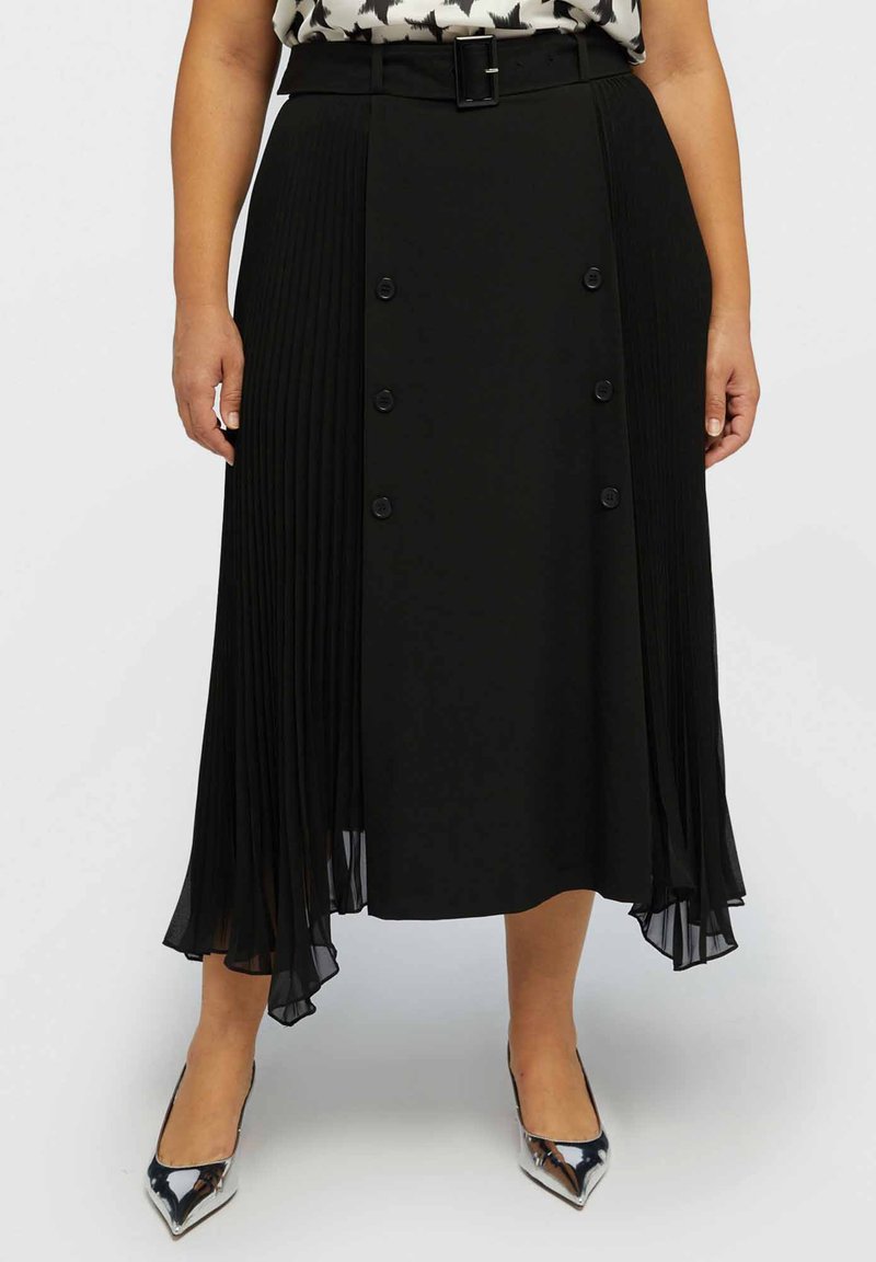 Jupe plissée noire avec une taille ajustée, dotée d'une ceinture et d'accents à double bouton. L'ourlet est asymétrique et léger.