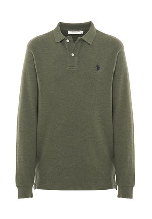 Polo a maniche lunghe in verde oliva, realizzato in morbido tessuto a maglia, presenta un collo con bottone, una chiusura a tre bottoni e un piccolo logo blu navy.