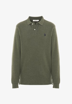 Polo a maniche lunghe in verde oliva, realizzato in morbido tessuto a maglia, presenta un collo con bottone, una chiusura a tre bottoni e un piccolo logo blu navy.