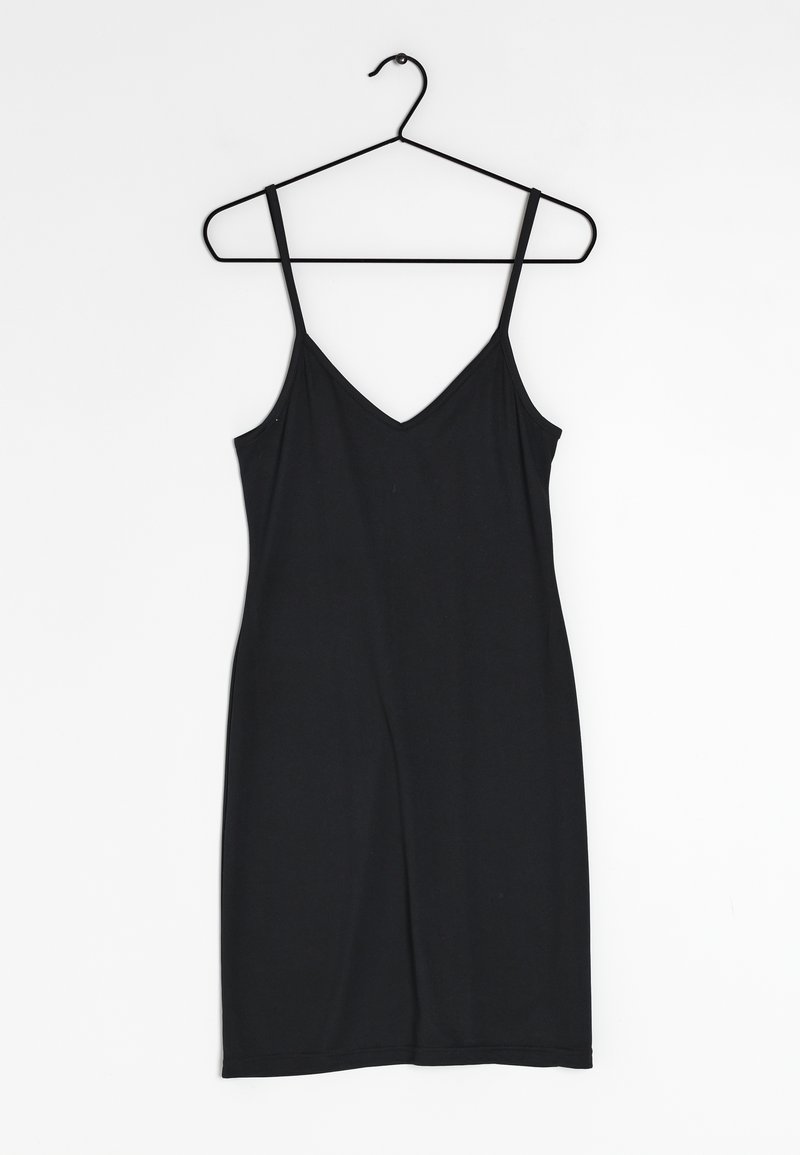 Černé, bezramínkové šaty s tenkými ramínky, navržené ve tvaru písmene V, vyrobené z měkké tkaniny, s přiléhavým střihem a délkou ke kolenům. Visí na černém háčku.