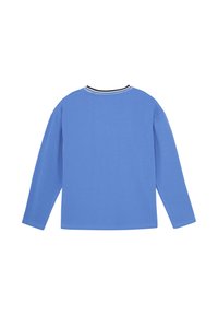 Camisa de manga larga en algodón azul claro, con un cuello redondo de rayas negras y blancas. Espalda lisa sin detalles adicionales.