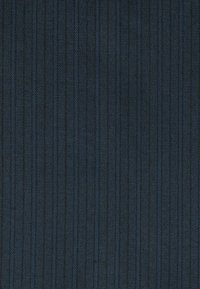 Textil mit einem dunkel marineblauen Hintergrund und vertikalen Streifen in verschiedenen Blautönen. Der Stoff hat eine glatte, gewebte Textur.