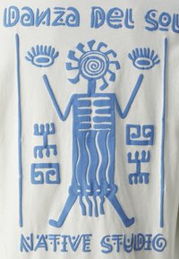 Valge kangas sinise reljeefse graafilise disainiga. Kujutab stiliseeritud figuuri koos spiraalide, geomeetriliste kujundite ja tekstiga "DANZA DEL SOL" ning "NATIVE STUDIO."