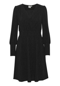 Czarna sukienka do kolan o teksturowanym wykończeniu, z dekoltem w serek, długimi plisowanymi rękawami i dopasowaną talią. Prosty fason bez widocznych wzorów czy akcentów.