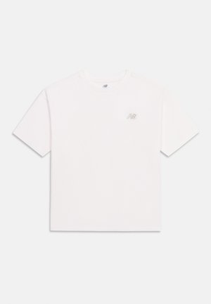 Camiseta blanca lisa de manga corta con cuello redondo y pequeño logo gris de New Balance en el pecho izquierdo y dentro del cuello.