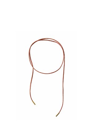Cordón de cuero trenzado marrón fino con pequeñas puntas metálicas doradas, enlazado libremente sobre un fondo blanco.