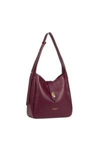 Sac à main en cuir bordeaux avec une texture douce, un design incurvé, une bandoulière réglable et un fermoir en métal doré.