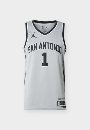 San Antonio basketbaltenue nummer 1 in grijs met zwarte accenten, Jordan-logo en NBA-branding aan de voorkant.