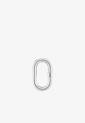 Carabiner de metal plateado con forma ovalada alargada, que presenta una superficie lisa y un mecanismo de bisagra para un agarre seguro.