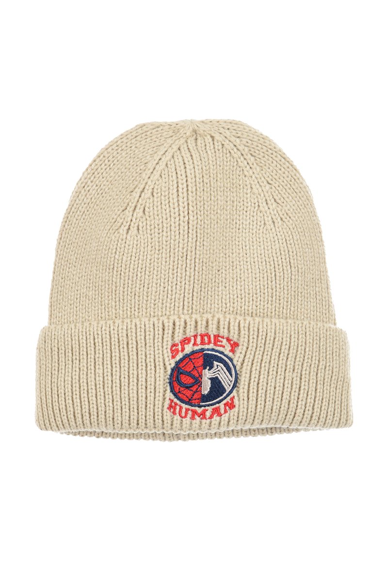 Beige gebreide beanie met een geribbelde cuff, voorzien van een ronde geborduurde patch met de tekst "SPIDEY" en "HUMAN", in rode en blauwe accenten.