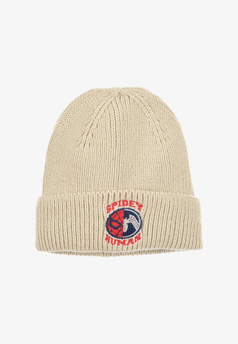 Beige gebreide beanie met een geribbelde cuff, voorzien van een ronde geborduurde patch met de tekst "SPIDEY" en "HUMAN", in rode en blauwe accenten.