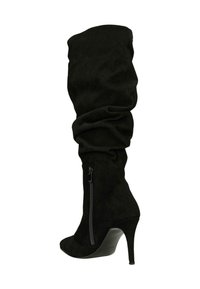 Czarne zamszowe kozaki na wysokim obcasie do kolan z luźną cholewką i bocznym zamkiem.