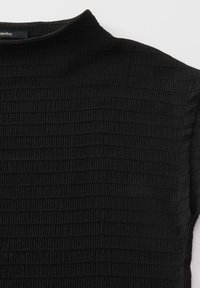 Schwarzes Oberteil mit einem strukturierten Rippdesign. Hoher Kragen mit kurzen Ärmeln, gefertigt aus einem weichen, dehnbaren Stoff.