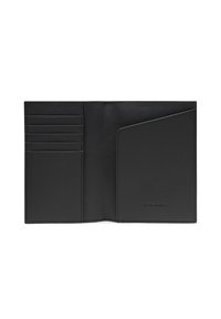 Zwarte leren portemonnee met een gladde textuur, met meerdere kaartsleuven aan de linkerkant en een groter vak aan de rechterkant. Geen zichtbaar metaalwerk.