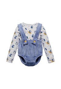 Peto de pana azul con botones amarillos y camiseta gris de manga larga con estampado de pingüinos y estrellas. Materiales suaves y texturizados.