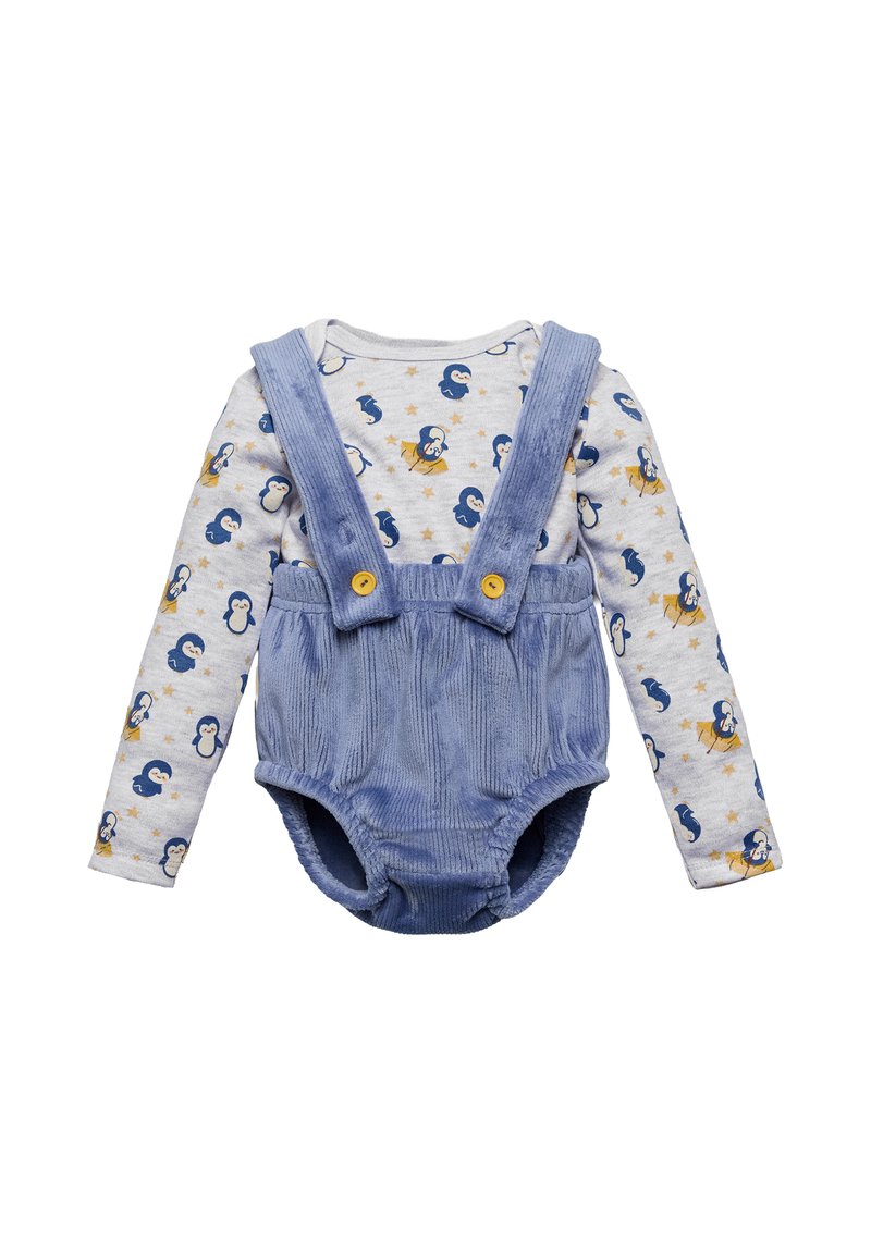 Peto de pana azul con botones amarillos y camiseta gris de manga larga con estampado de pingüinos y estrellas. Materiales suaves y texturizados.
