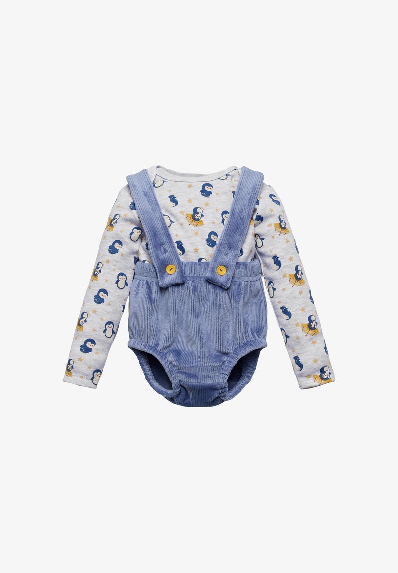 Peto de pana azul con botones amarillos y camiseta gris de manga larga con estampado de pingüinos y estrellas. Materiales suaves y texturizados.