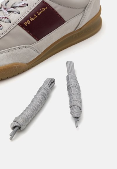 Grau Wildleder- und Mesh-Sneaker mit mauvefarbenen Akzenten, ausgestattet mit strukturierten Schnürsenkeln und einer Sohle aus Gummi. Zwei zusätzliche graue Schnürsenkel sind im Lieferumfang enthalten.