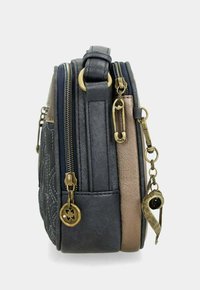 Borsa a tracolla compatta nera e beige vista laterale con due scomparti con cerniera e charm decorativi in ottone.