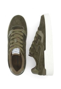 Baskets en daim vert olive avec une semelle en caoutchouc blanc, dotées de lacets, d'accents de logo et de panneaux texturés contrastés.