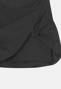 Svart atletisk kjol med ett lagerdesign som har en slät textur, andningsbar meshunderlager och sydda fållar.