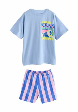 Lichtblauwe katoen t-shirt met een kleurrijk grafisch ontwerp en korte mouwen, gecombineerd met roze en blauwe gestreepte shorts met een elastische tailleband.