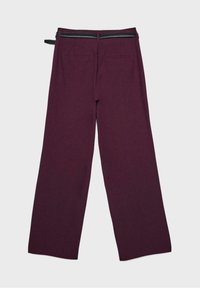 Pantalon large violet foncé avec ceinture noire, présentant deux poches passepoilées à l'arrière, posé à plat sur un fond clair.