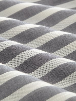 Tissu rayé gris et blanc avec un tissage texturé. Des lignes horizontales alternent en largeur, créant un motif rythmique.