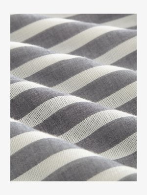 Tissu rayé gris et blanc avec un tissage texturé. Des lignes horizontales alternent en largeur, créant un motif rythmique.