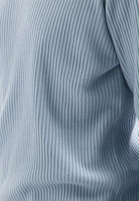 Lichtblauwe ribgebreide trui met een textuurpatroon, zachte stof en een relaxte pasvorm, met verticale strepen en gladde naden.