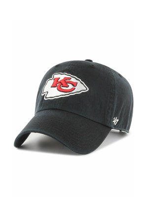 Schwarze Baseballkappe mit rotem "KC"-Logo innerhalb eines weißen Pfeilkopfs, das das NFL-Team Kansas City Chiefs repräsentiert.