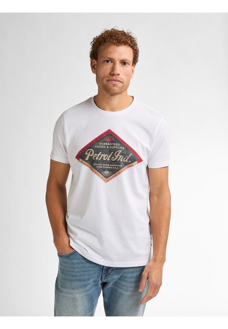 Bílá bavlněná tričko s velkým vintage stylizovaným potiskem loga v červené a tmavě modré barvě ve tvaru diamantu. Klasický kulatý výstřih a krátké rukávy.