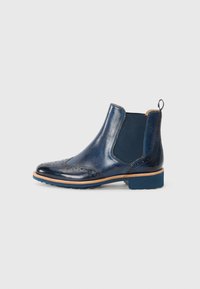 Bottines Chelsea en cuir marine avec des détails en brogue, panneaux latéraux élastiques et semelle en caoutchouc bleue. Présente un petit tirant à l'arrière.