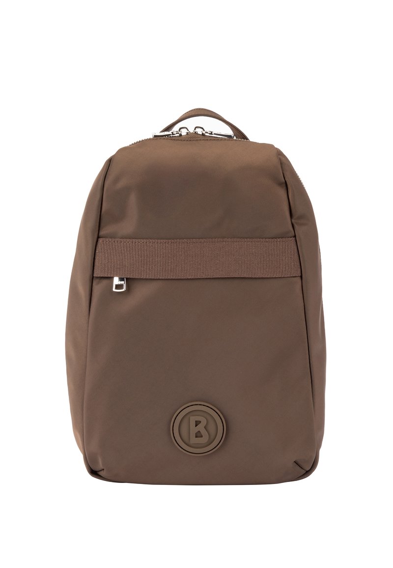 Brązowy plecak nylonowy o prostej, prostokątnej formie, z górnym uchwytem i przednim paskiem. Na dolnej przedniej stronie znajduje się okrągłe logo.