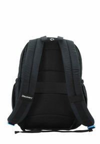 Mochila negra con respaldo de malla acolchada, correas ajustables y etiqueta de marca. Diseño simple con acentos de hardware azul.
